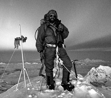 Doug Scott in vetta all'Everest (foto dougal haston)