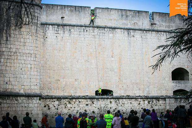 Esercitazione di soccorso in parete al castello dell'Aquila (foto organizzazione)