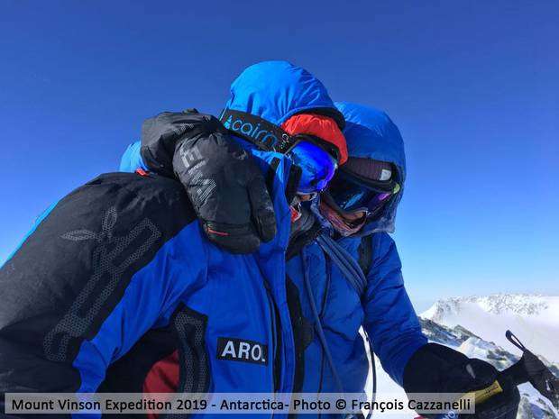 Francois Cazzanelli e Sergio Cirio in vetta al monte Vinson (foto Cazzanelli) (1)