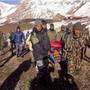 I soccorsi ai trekker dell'Annapurna (foto lastampa.it)