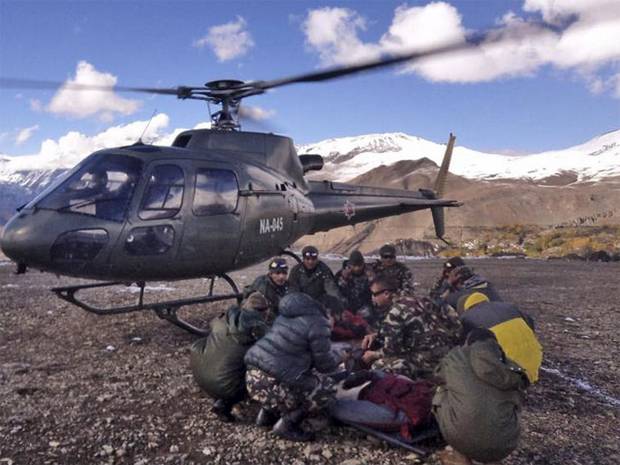 L'elicottero dell'esercito nepalese in soccorso ai trekker dell'Annapurna (foto lastampa.it) 