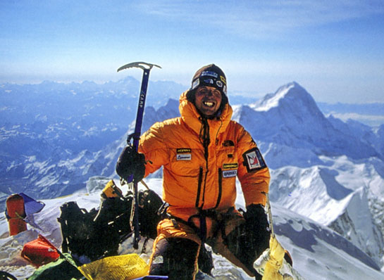 L'impresa di Simone Moro al Gasherbrum II in inverno (foto lastampa.it)