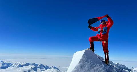 Marco Camandona in vetta al Monte Vinson (foto fb Camandona) (1)