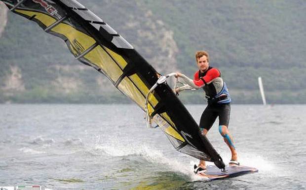 Alberto Menegatti in windsurf (foto unionesarda.it)