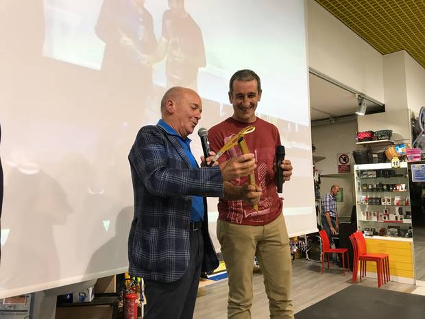 Maurizio Oviglia premiato da Sergio Longoni (foto organizzazione)