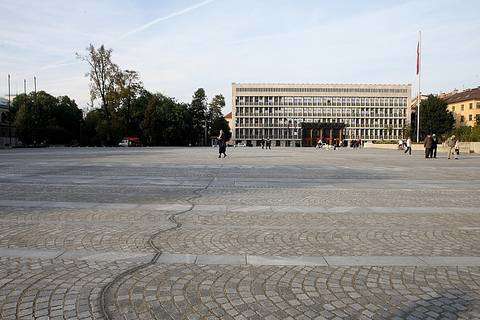 La nuova Piazza della Repubblica a Ljubljana, parte di un progetto di pedonalizzazione e mobilità ciclabile della capitale slovacca.