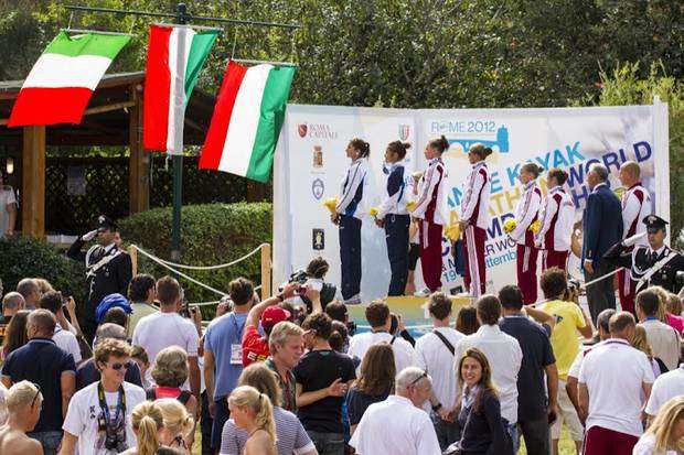 Premiazioni ai mondiali maratona canoa di Roma