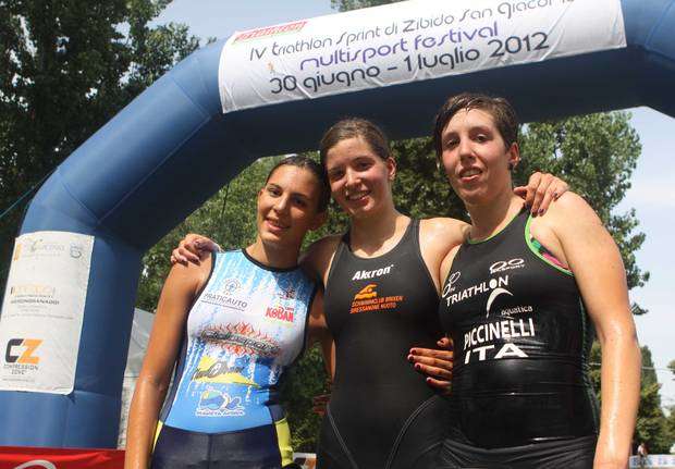 gaggiano_triathlon_sprint_2012_podio_femminile.jpg