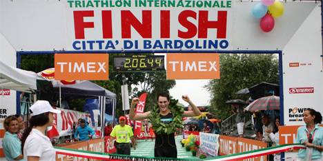 01-Matthews-vincitore-del-triathlon-del-Bardolino